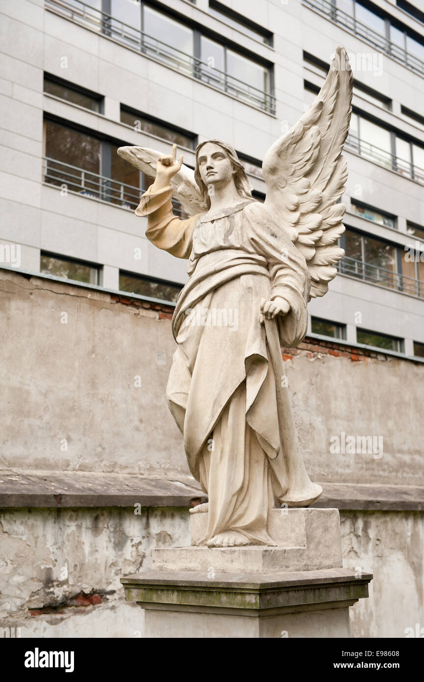 Nachdenkliche Engel Denkmal Mauerwerk Stockfoto
