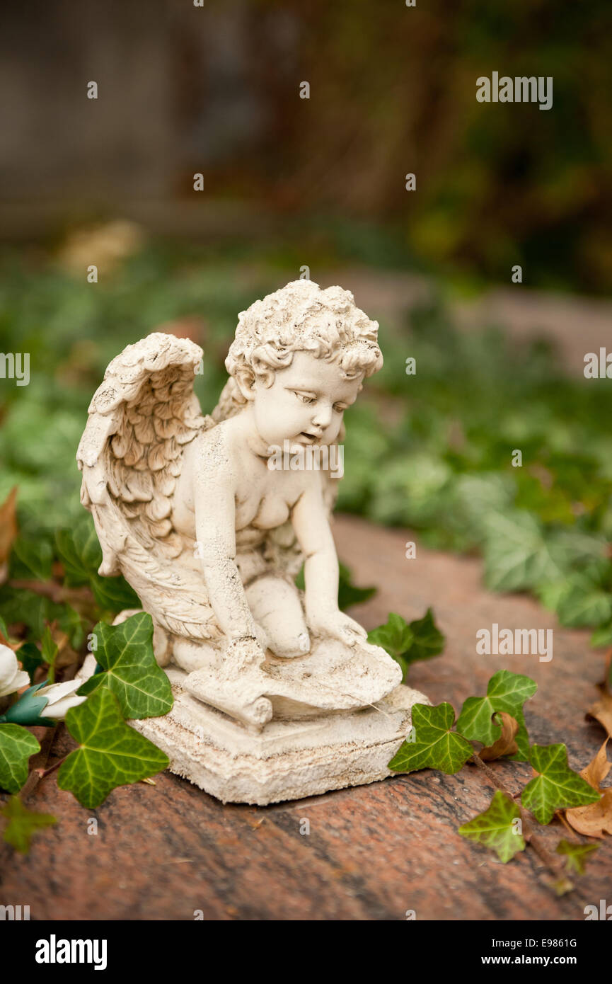 Kleine Engelsstatue niederknien Stockfoto