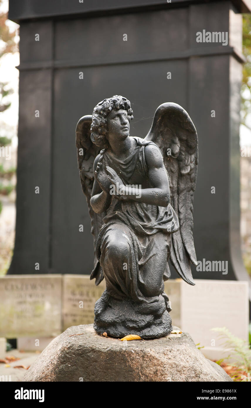 Schwarz betende Engelsstatue, Denkmal am Grab Stockfoto