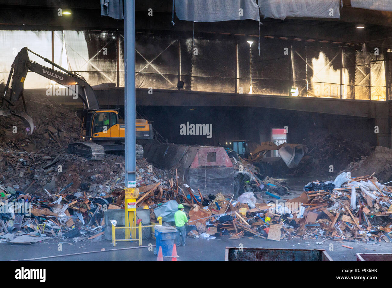 Müll wird sortiert nach Baggerlader, Downtown Los Angeles, Kalifornien, USA Stockfoto