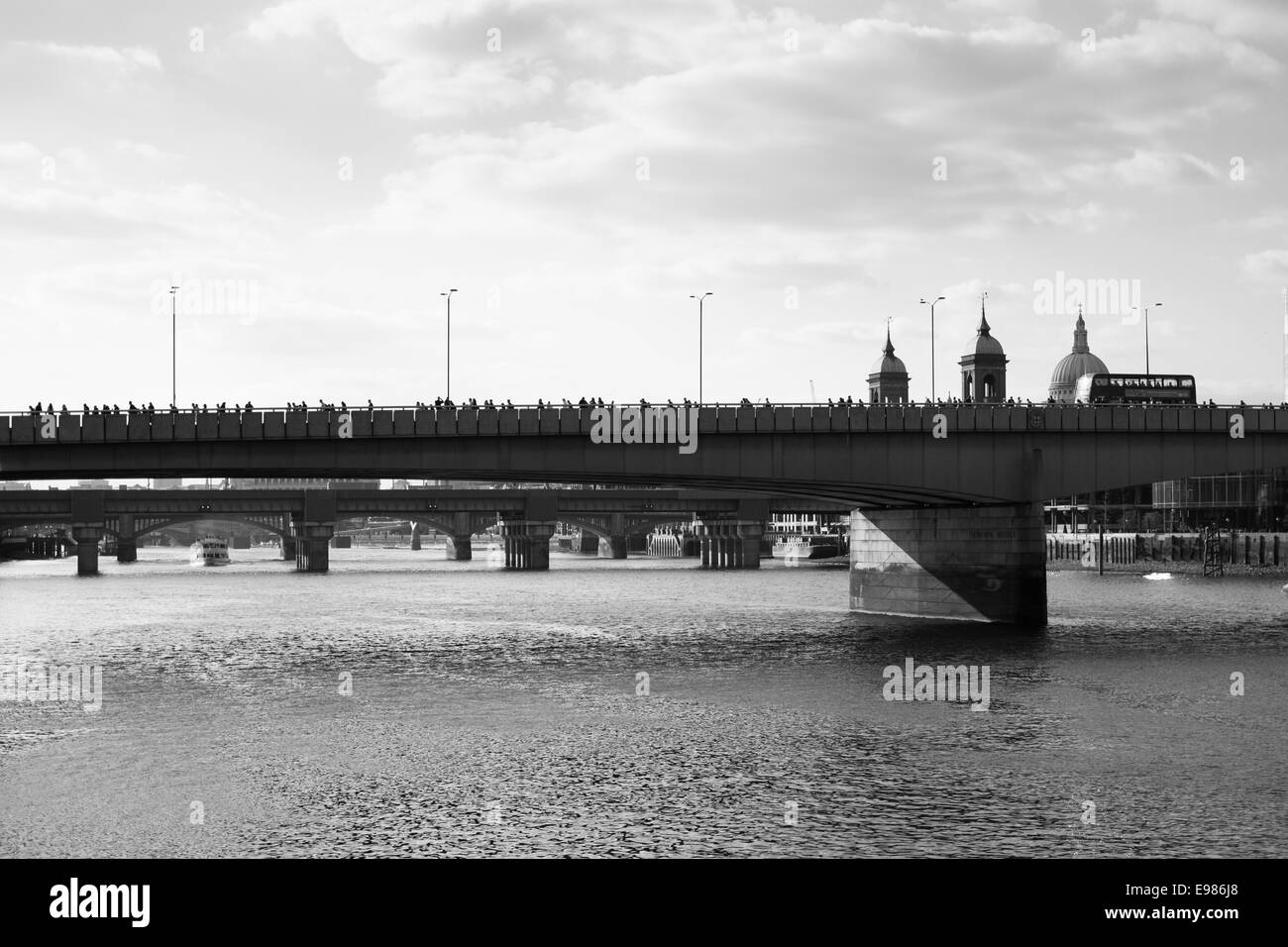 Weitwinkel-Szene von London Bridge mit Doppeldeckerbus und Fußgänger zu Fuß.  Schwarz und weiß. Stockfoto