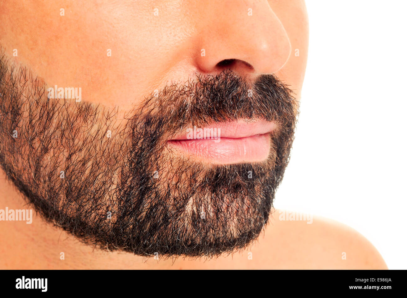 Porträt eines bärtigen jungen Mannes auf weißem Hintergrund Stockfoto