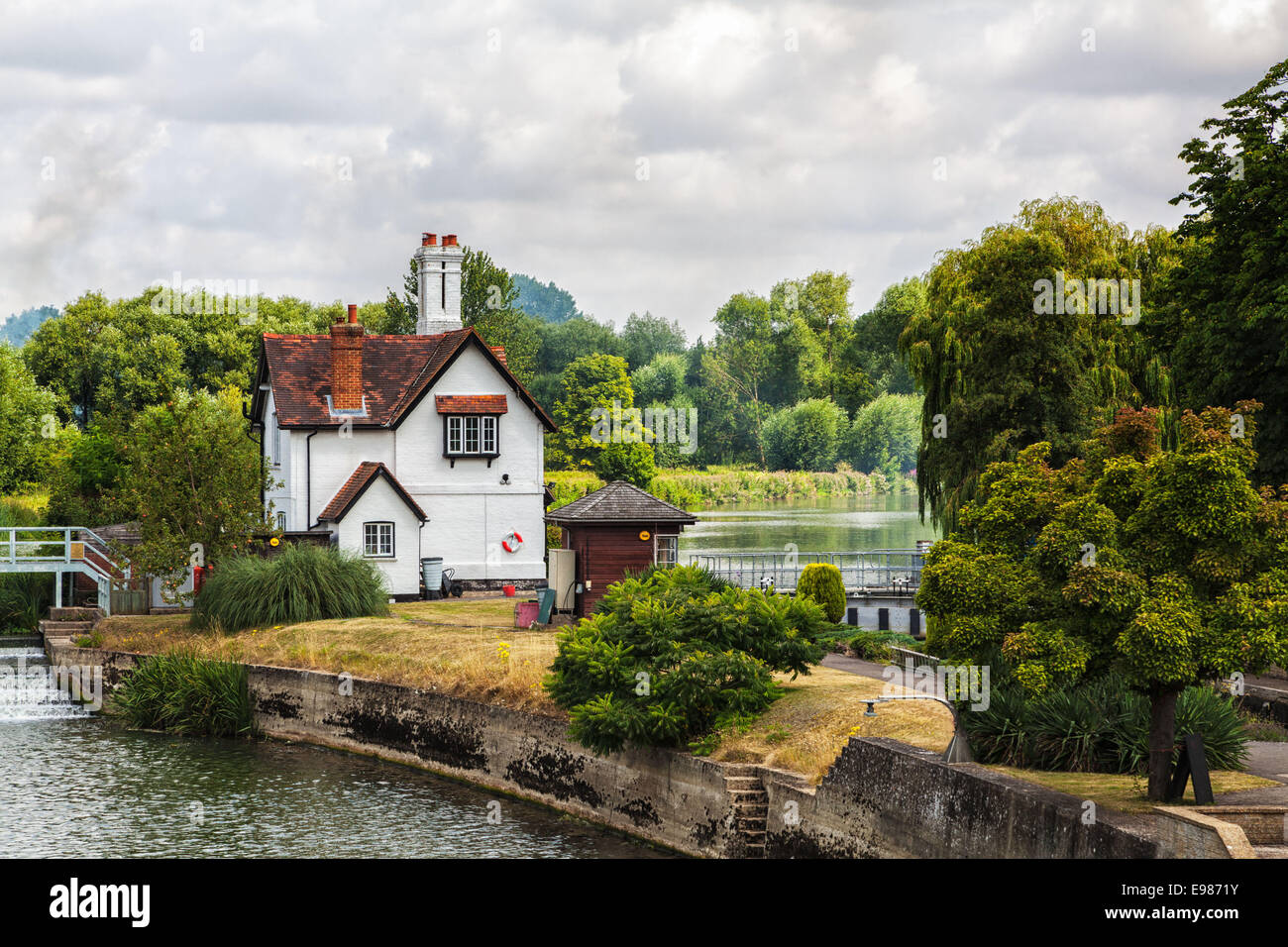 White House in der Nähe der Themse Fluss Kanal, englische Landschaft Hütte neben dem Fluss-Kanal. Stockfoto