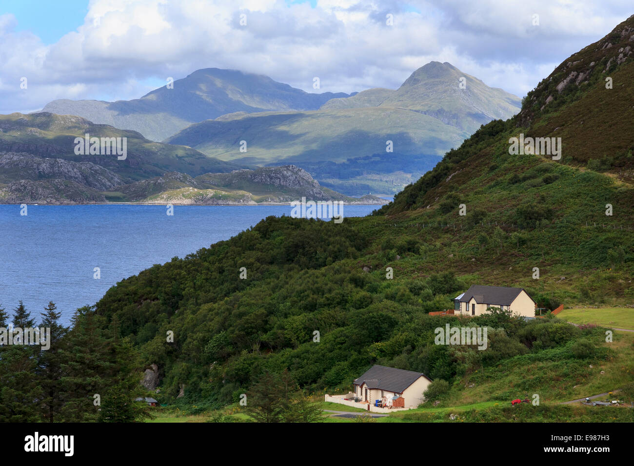 Wohnungen am Stadtrand von Mallaig mit Blick über Loch Nevis zur Halbinsel Knoydart Stockfoto