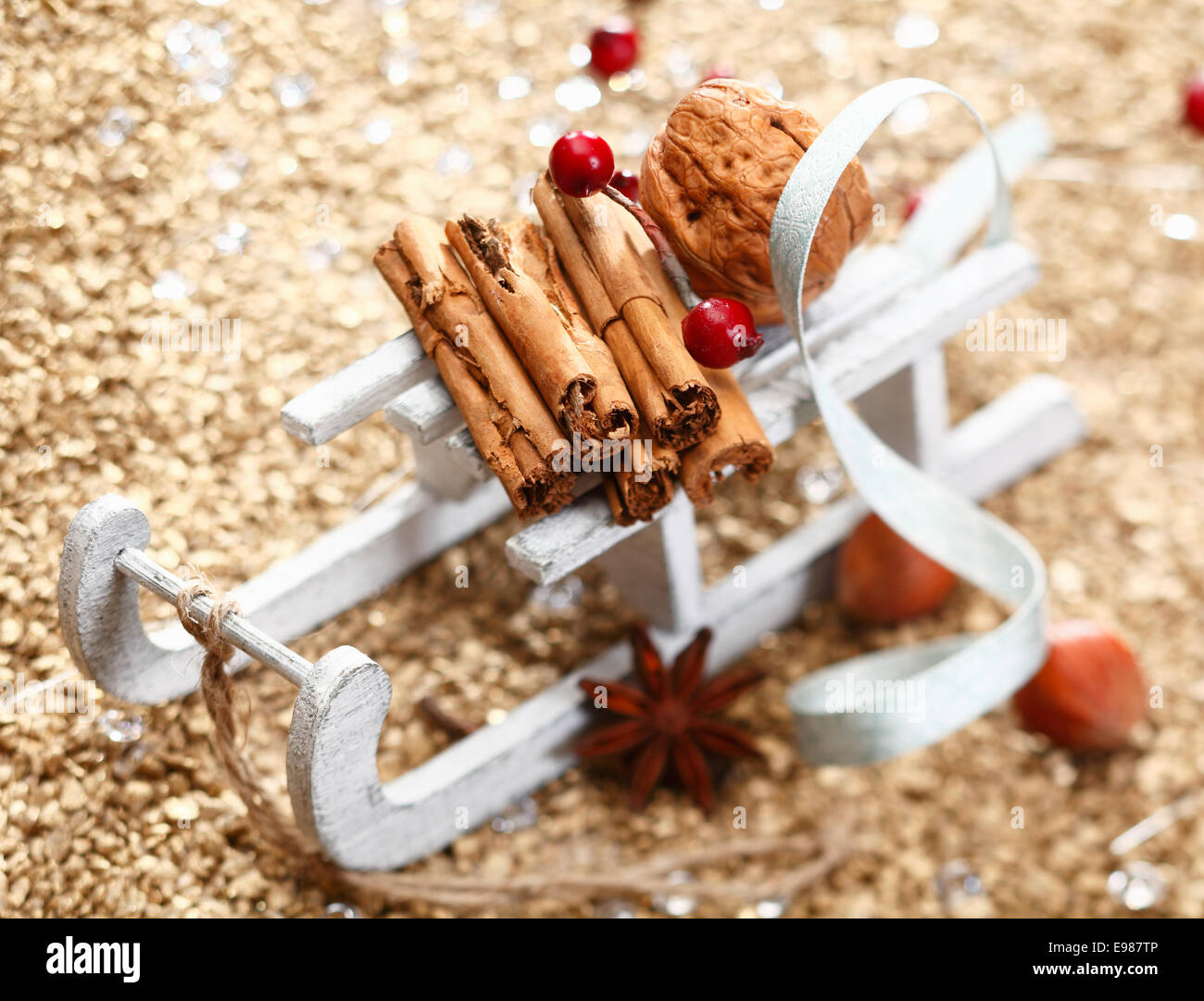 Christmas Schlitten voller Kräuter und Nüssen auf einem festlichen Hintergrund. Ganze Serie in meinem Portfolio Stockfoto