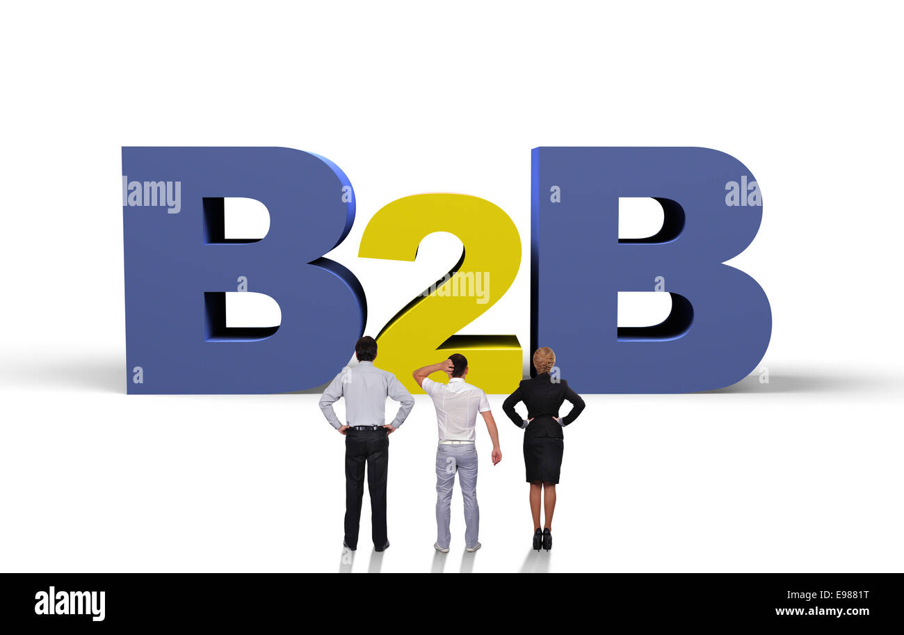 drei Unternehmer betrachten große b2b-symbol Stockfoto