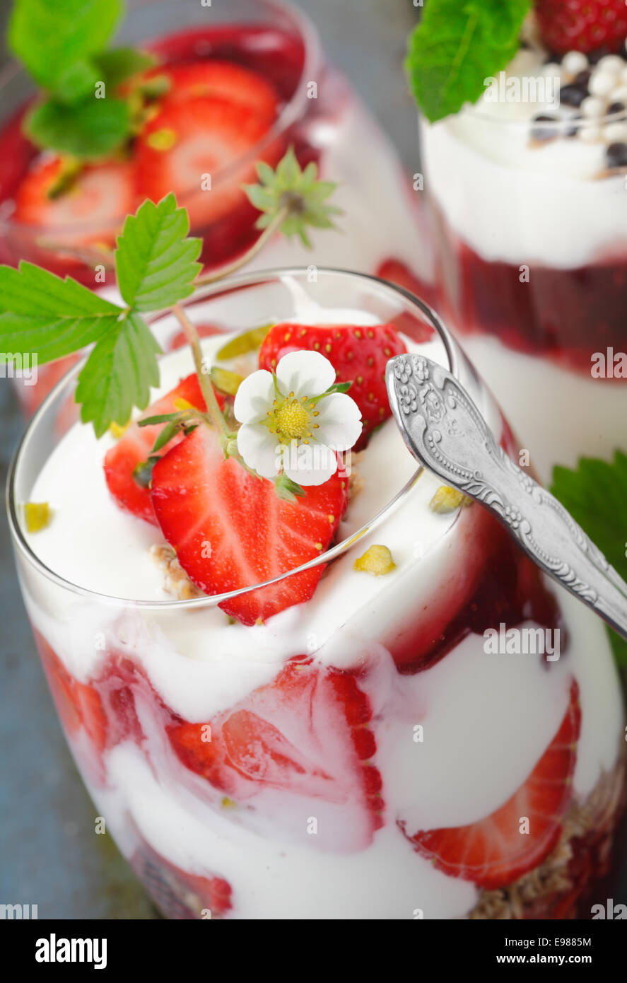 Sortierten Erdbeer Dessert Closeup mit blühenden topping Stockfoto