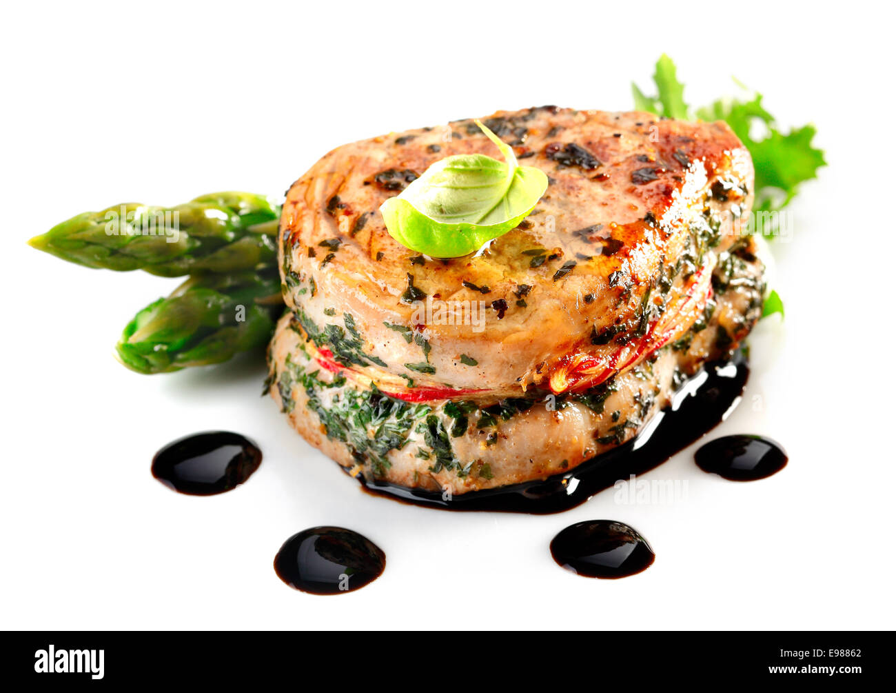 Haute Cuisine Rumpsteak mit Spargel isoliert auf weißem Hintergrund Stockfoto