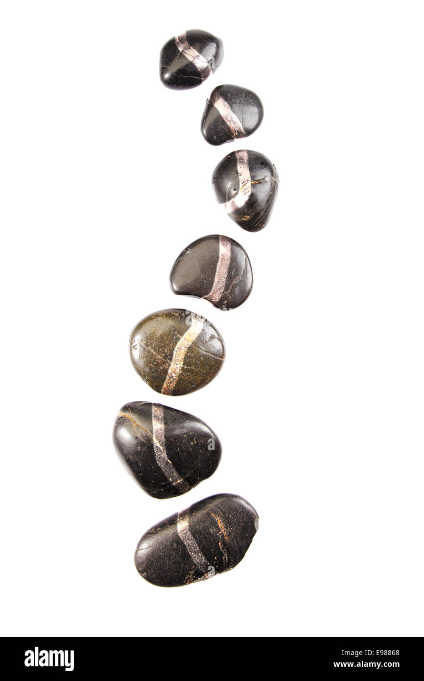 Spinale geformte heißen Steinen. Verschiedenen Gesteinen isoliert auf weißem Hintergrund. Stockfoto