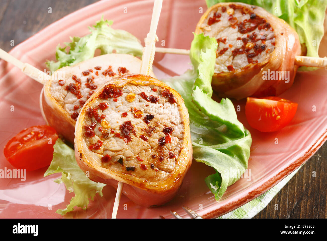 Rotes Fleisch Nahaufnahme. Nahaufnahme von einem leckeren Schweinefleisch Menü mit Salat und Tomate. Für die deutschen Food-Konzepte Stockfoto