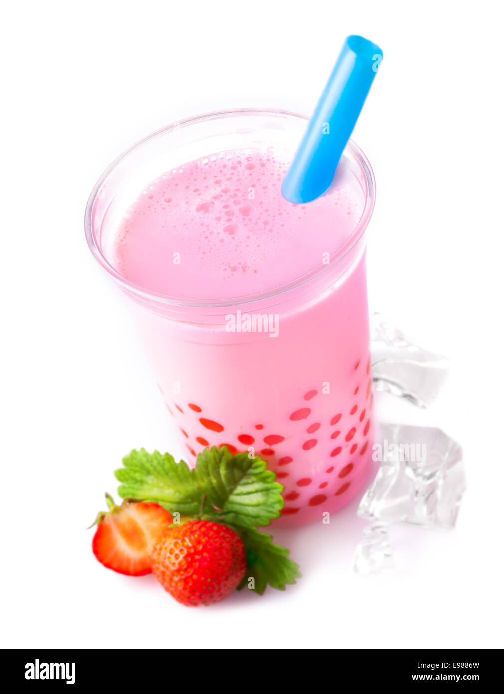 Verschmolzene Glas schaumig Erdbeer Bubble Tee mit roten Tapioka-Perlen und reife Erdbeeren mit Strohhalm serviert Stockfoto