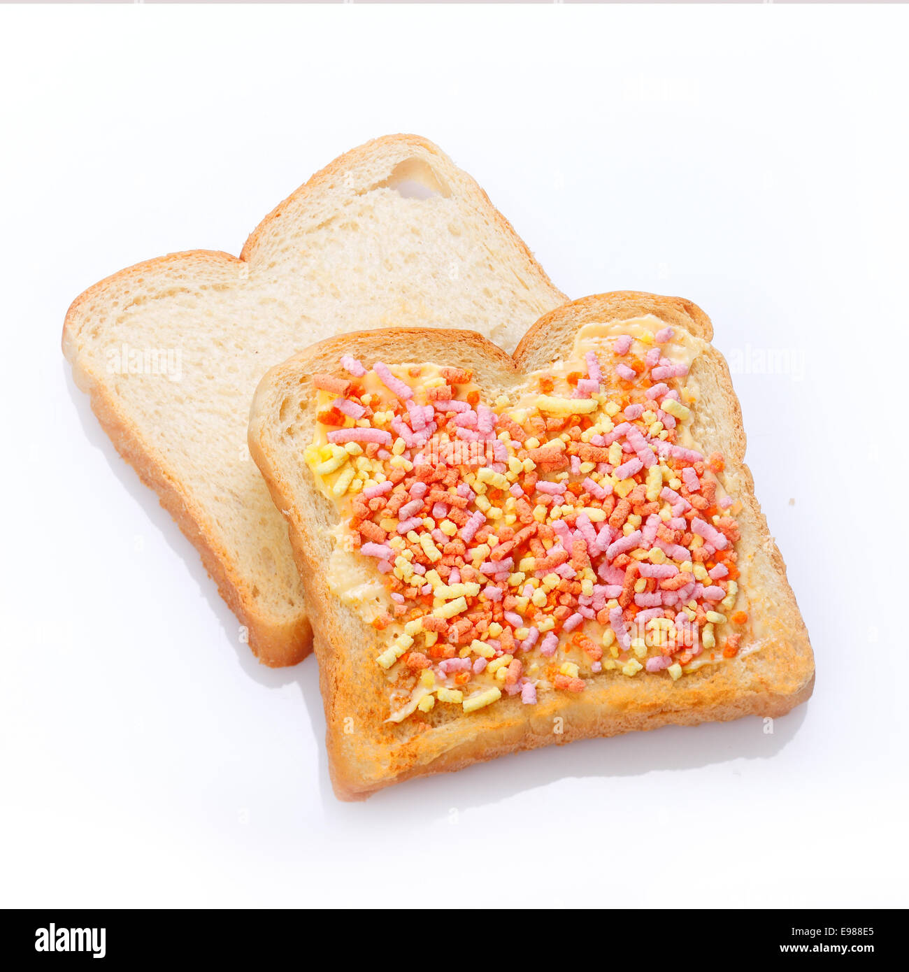 Elegante Süßspeise aus zwei Scheiben Brot mit Bonbons Stockfoto