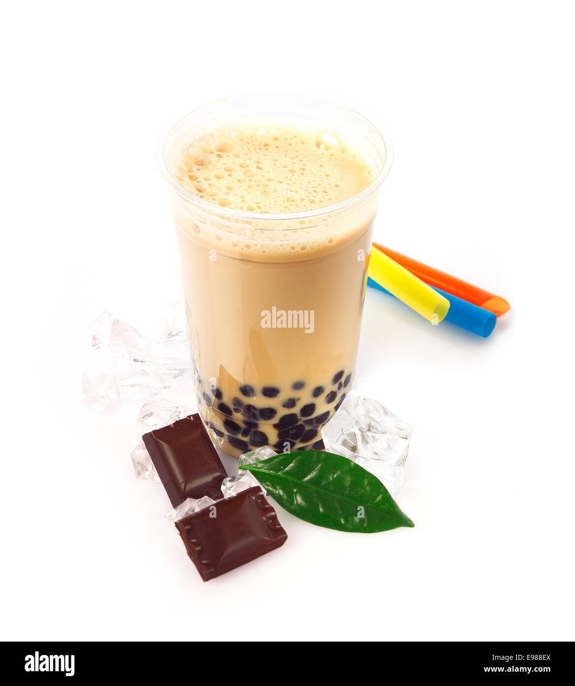 Schokolade Boba Bubble Tea mit Früchten und crushed-Ice. Stockfoto