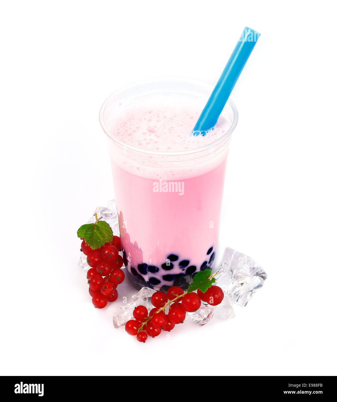 Rote Johannisbeeren Boba Bubble Tea mit Früchten und crushed-Ice. Stockfoto