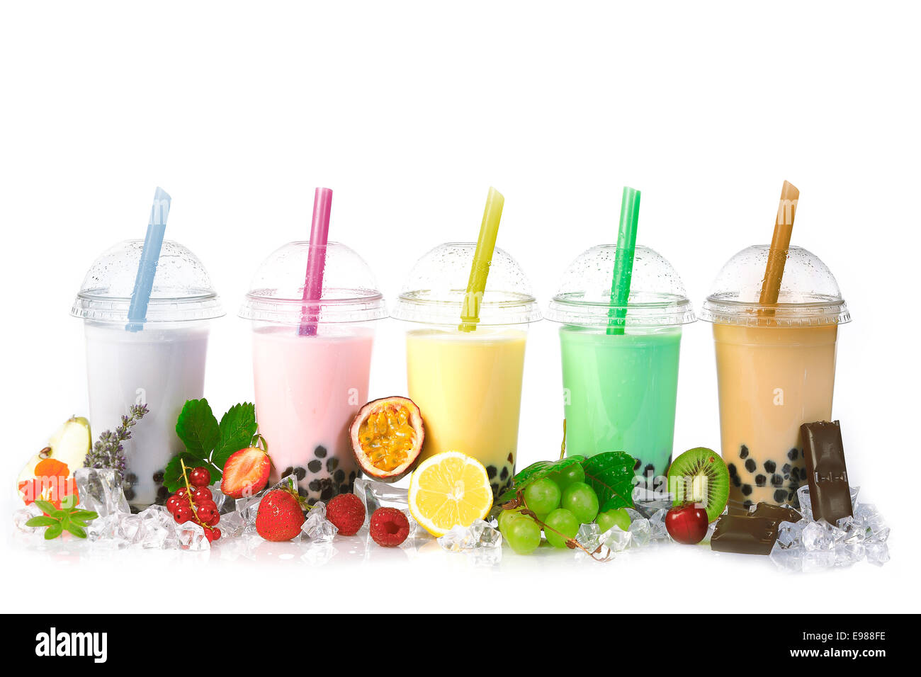 Verschiedenen Bubble Tea in Folge isoliert auf weißem Hintergrund mit verschiedenen Früchten. Stockfoto