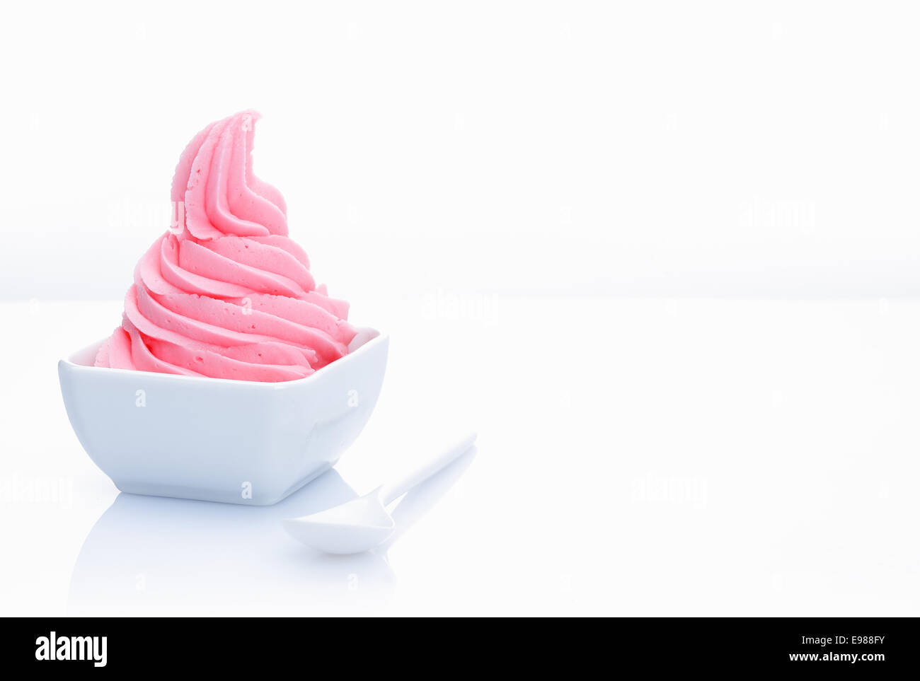 Rot gefrorenen Joghurt mit Exemplar auf weißem Hintergrund Stockfoto