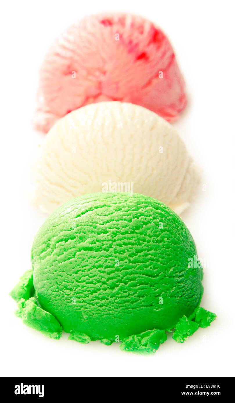 Schuss von Grün, weiß und rot Eis Kugel auf weißem Hintergrund - italienisches Eis Konzept hautnah Stockfoto