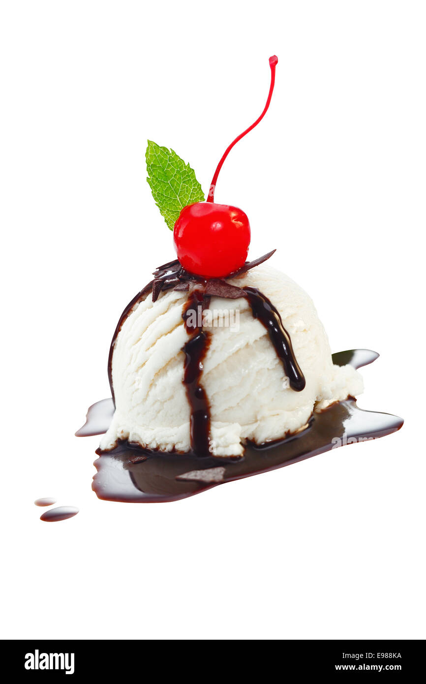 Portion Vanille Eis mit Topping aus geschmolzenem heißer Schokoladensauce und eine rote Kirsche, isoliert auf weiss Stockfoto