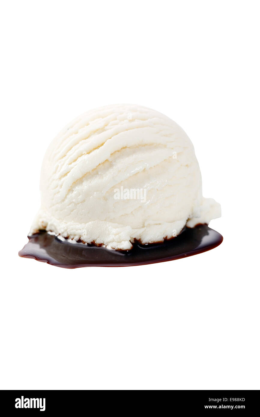 Vanille-Eis-Dessert mit heißer Schokoladensauce. Clipping-Pfad. Stockfoto