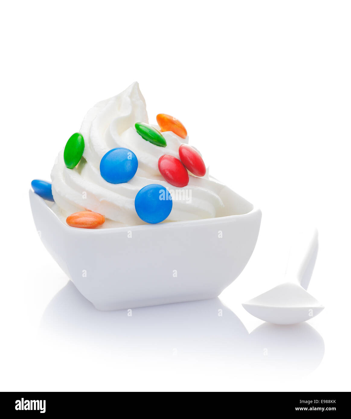 Köstliche Vanille frozen Yogurt mit Smarties Richtfest Stockfotografie ...