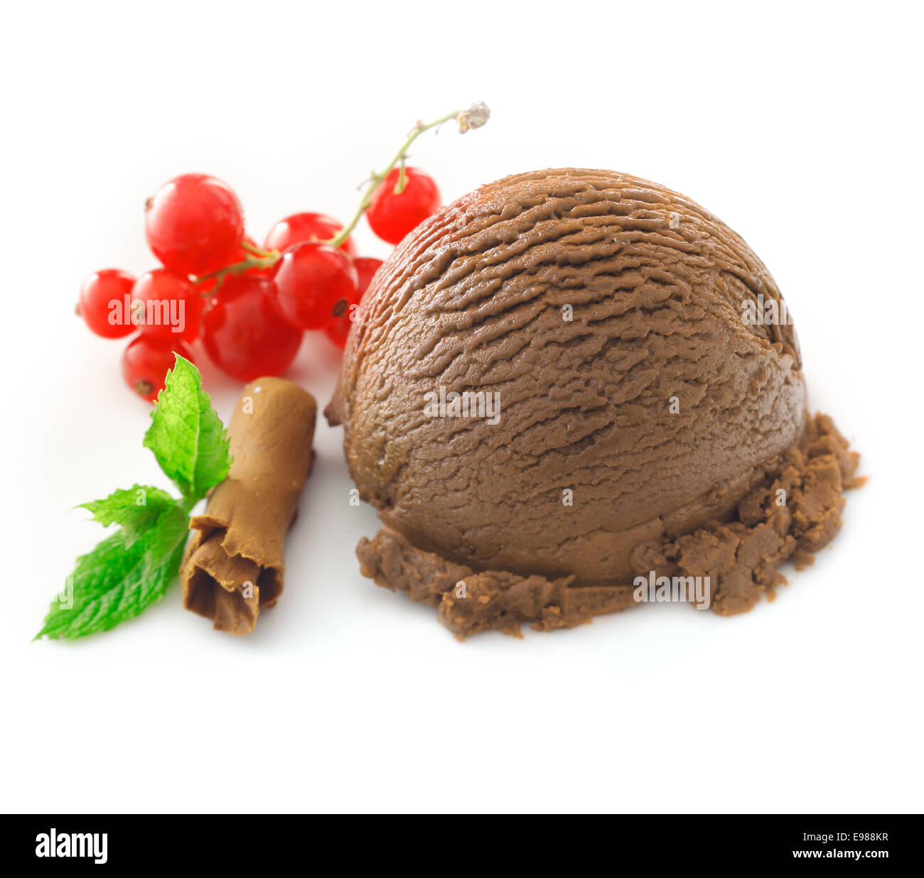 Schokolade Eis mit Johannisbeeren und gewickelten Spanes Milchschokolade mit einem Blatt frischer Minze Stockfoto