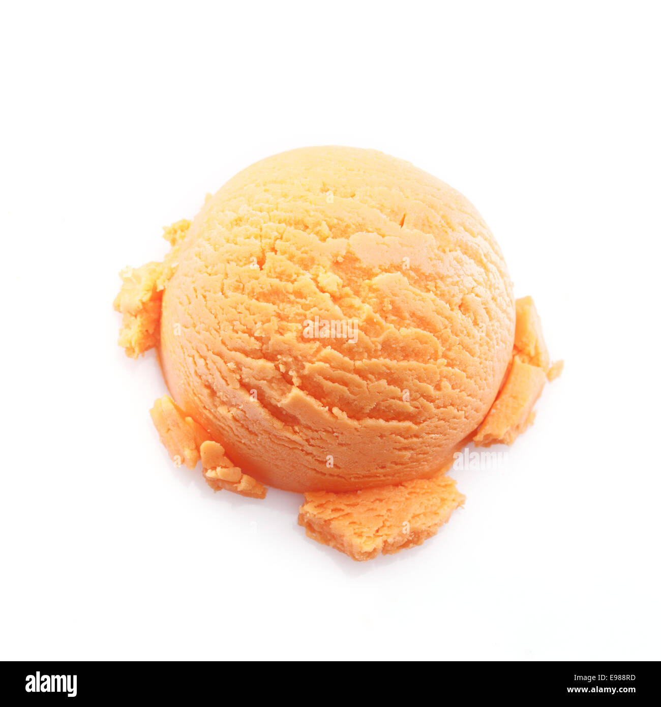Erhöhte Ansicht auf einer Kugel Mango Eis isoliert auf weißem Hintergrund Stockfoto