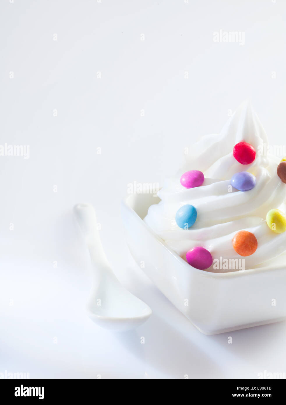 Soft-dienen Eis Wirbel mit bunten Runde Süßigkeiten bereit für eine Childs Bithday Party mit Exemplar Stockfoto