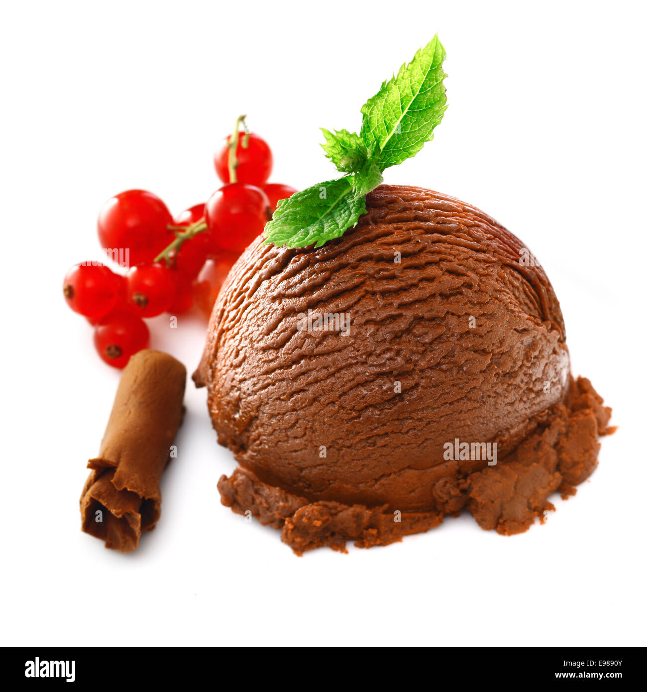 Köstliche Schokolade Eis, garniert mit Minze begleitet mit Johannisbeeren und Schokolade Span Stockfoto