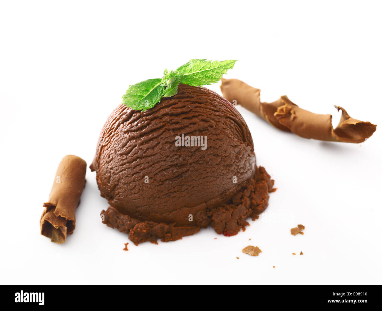 Kugel reichen cremige Schokolade Eis-Dessert mit frischer Minze garniert und serviert mit Späne Stockfoto