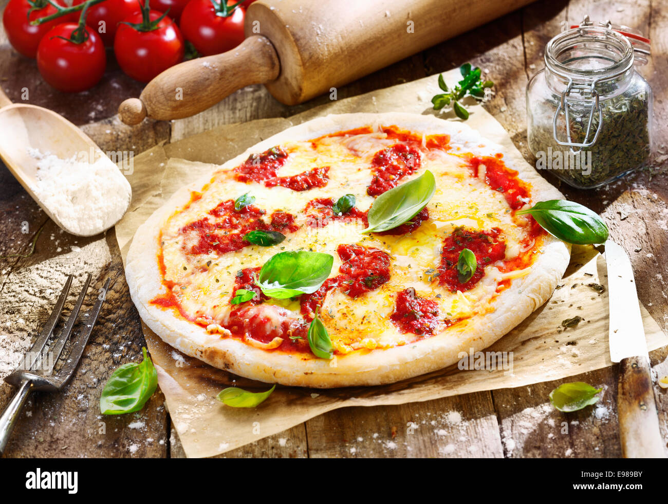 Original italienische Pizza Margherita mit Käse und Tomatensauce auf ein altes Holzbrett. Für Salon-Konzepte. Stockfoto