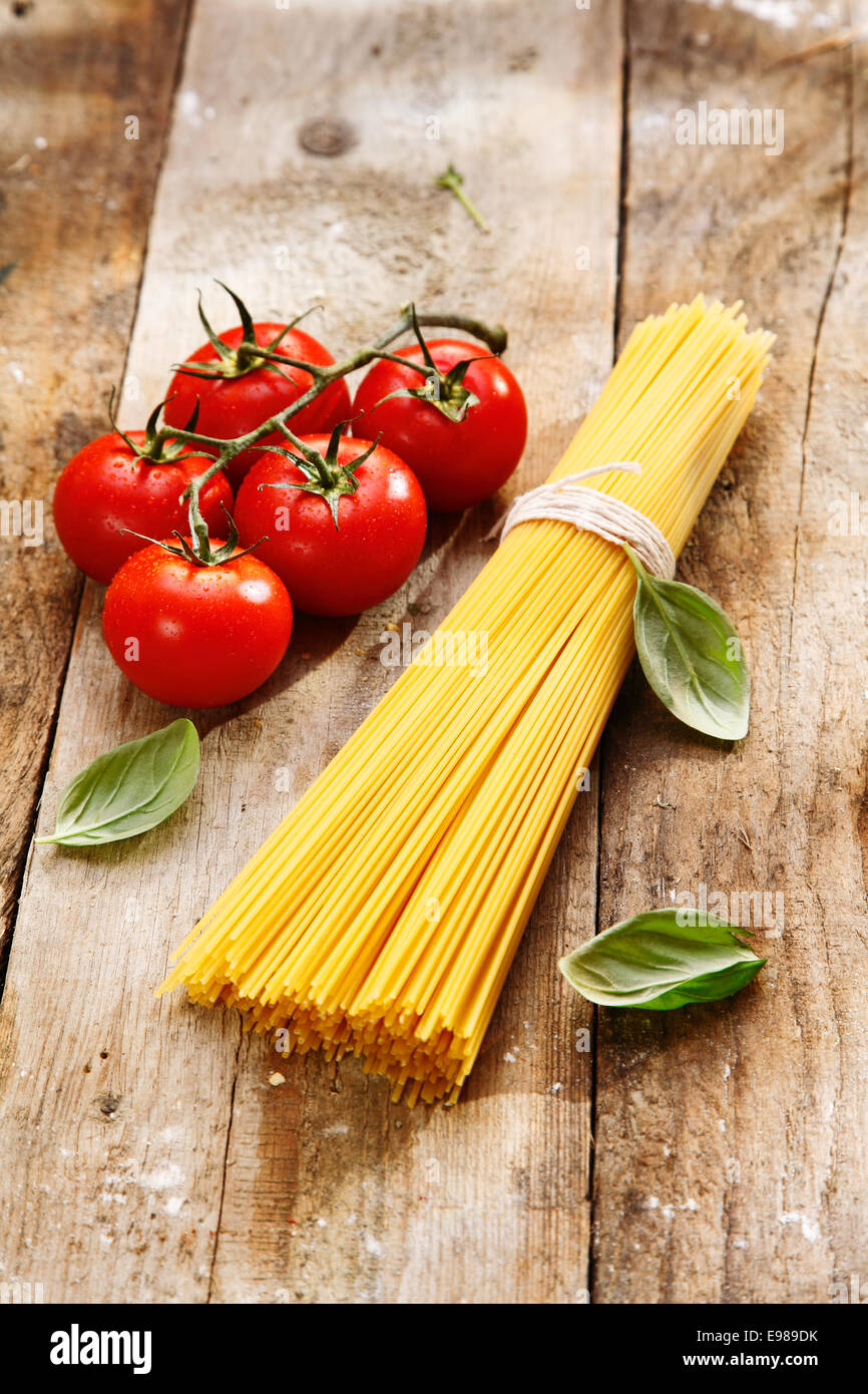 Spaghetti und Tomaten mit Exemplar auf Holz Hintergrund Stockfoto
