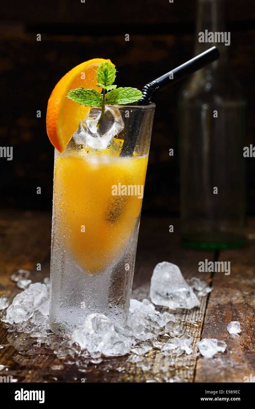 Cool Orange Alkohol trinken mit crushed Ice auf Holztisch für Drink-Konzepte Stockfoto