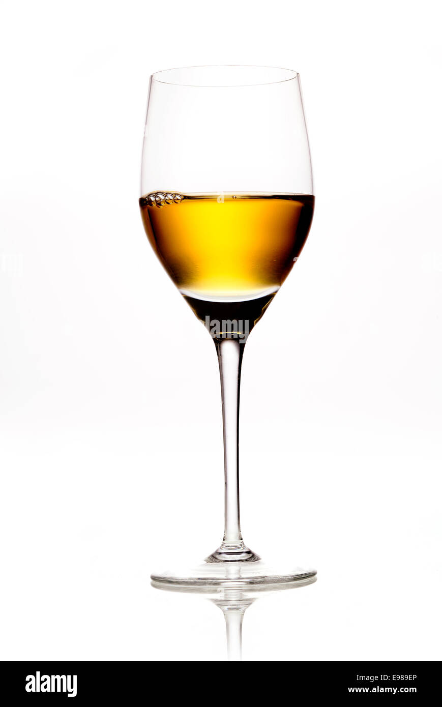Elegante Weinglas voll von Bernstein gefärbt, Wein oder Sherry auf weißem Hintergrund mit reflecton Stockfoto