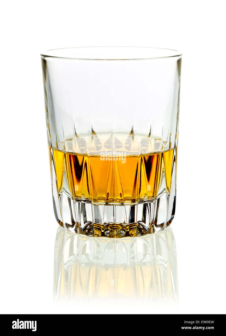 Tumbler goldener Whisky oder Weinbrand serviert ordentlich auf einem weißen Studio-Hintergrund mit Reflexion Stockfoto