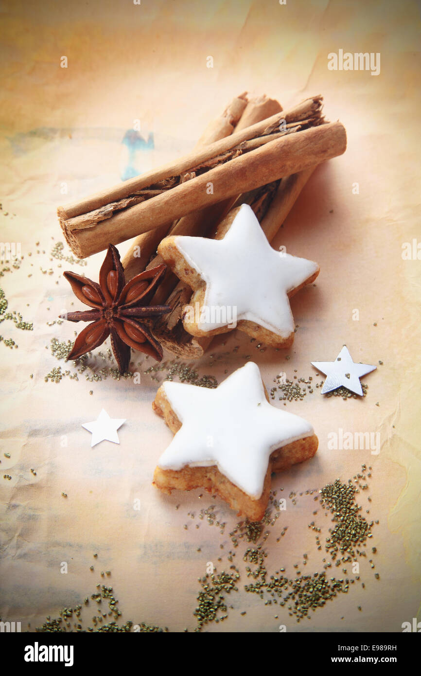 Weihnachten Zimt und Sternanis Gewürz mit dekorativen Satara Geeiste Sterne Kekse auf Vintage-Papier mit Vignettierung Stockfoto
