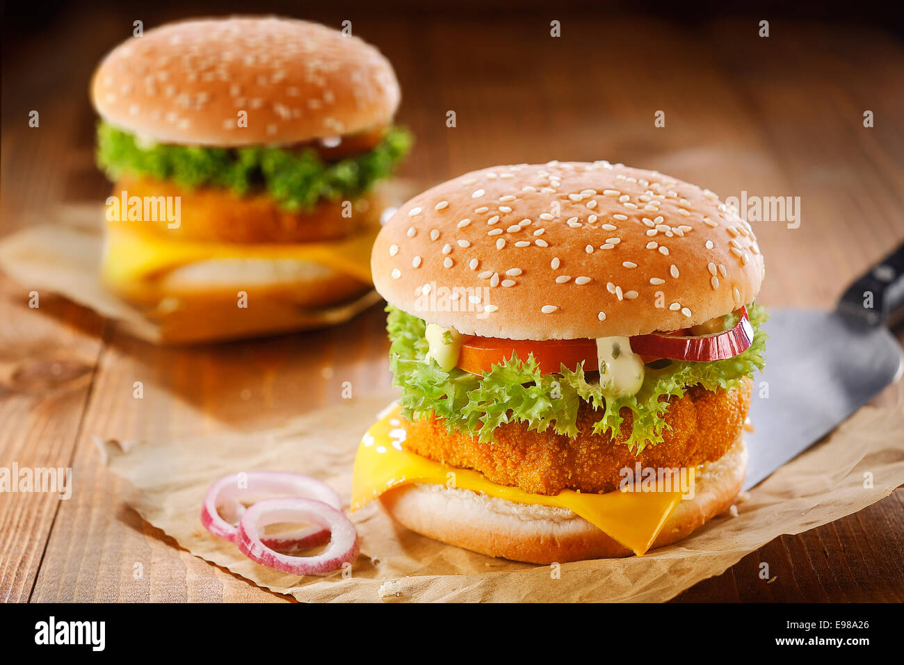 Fast-Food-Meanl machte der zwei leckere Hamburger mit Fleisch, Käse, Zwiebeln und Salat Stockfoto