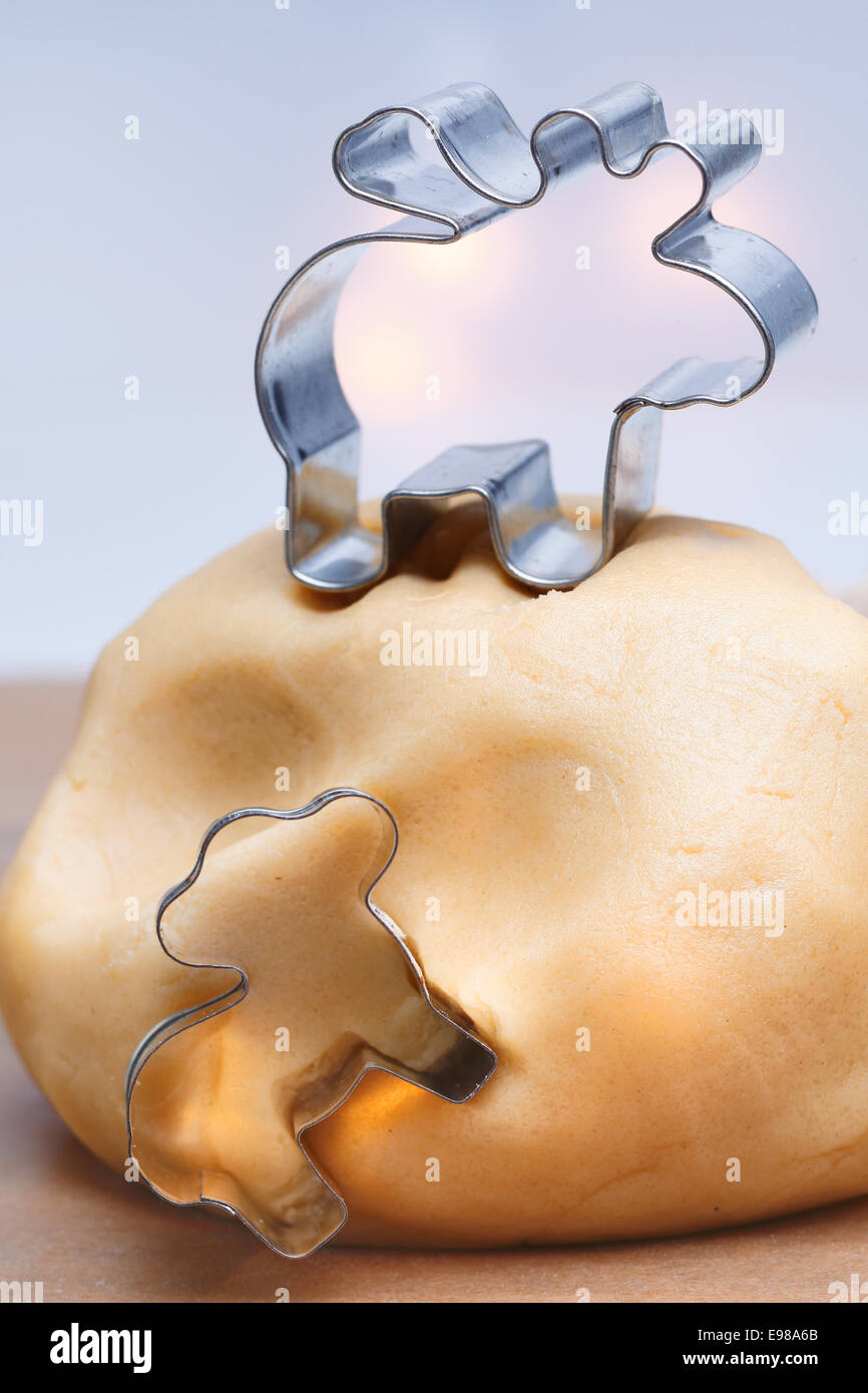 Teig für festliche tierische Kekse mit Metall Ausstechformen auf einem Küchentisch bereit, saisonale Weihnachten backen Kekse um die Ferien zu feiern Stockfoto