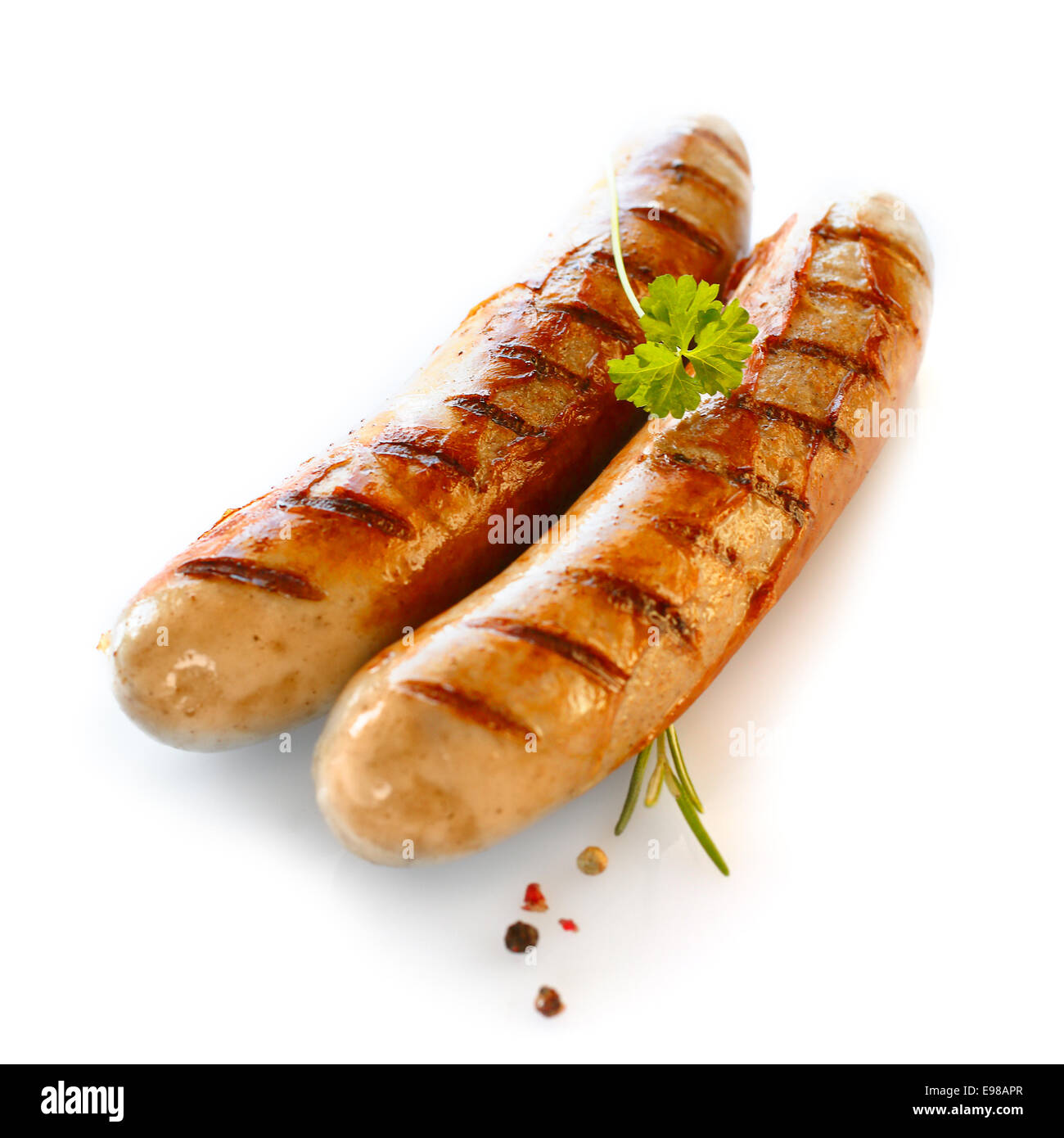 Zwei geräucherte Wurst gegen den weißen Hintergrund Stockfoto