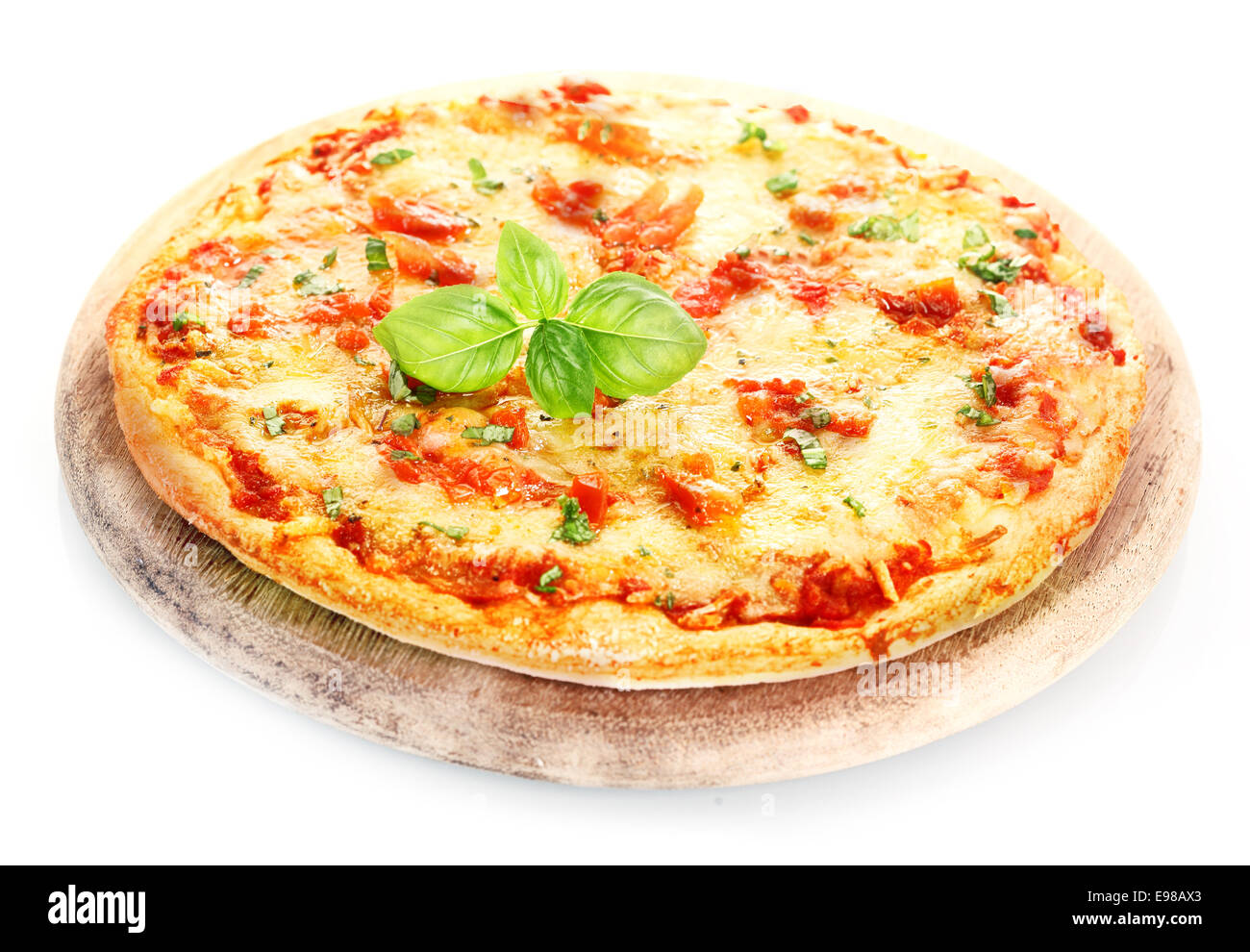 Pizza Margherita isoliert auf weißen BackgroundPizza legte Margherita über ein Pizza-Brett dekoriert mit Basilikum Blätter isolierten auf weißen Hintergrund Stockfoto