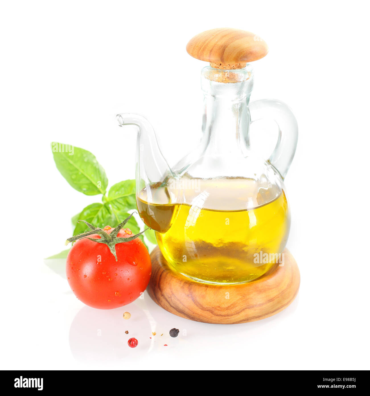 Menage Olivenöl mit Basilikum-Blätter, frische Tomaten und Paprika Körner Stockfoto