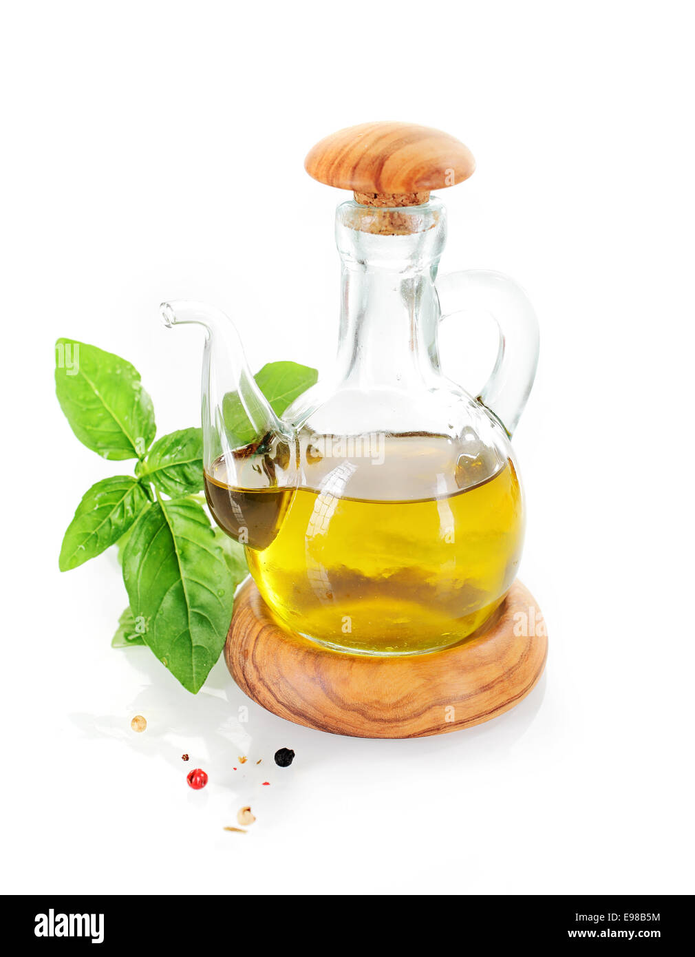 Oliven-Öl Menage mit Basilikum Blätter und Körner Pfeffer Stockfoto