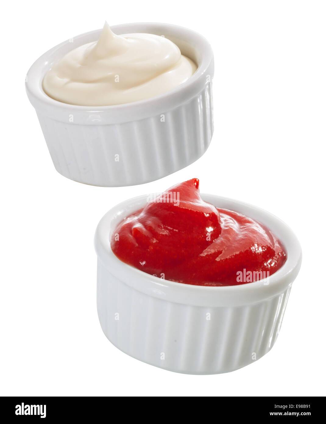 Zwei kleinen Einzelbehältnissen Mayonnaise und Tomaten Ketchup serviert, als Beilage zu einer Mahlzeit für Aromastoffe, als Topping oder ein erfrischendes Bad Stockfoto