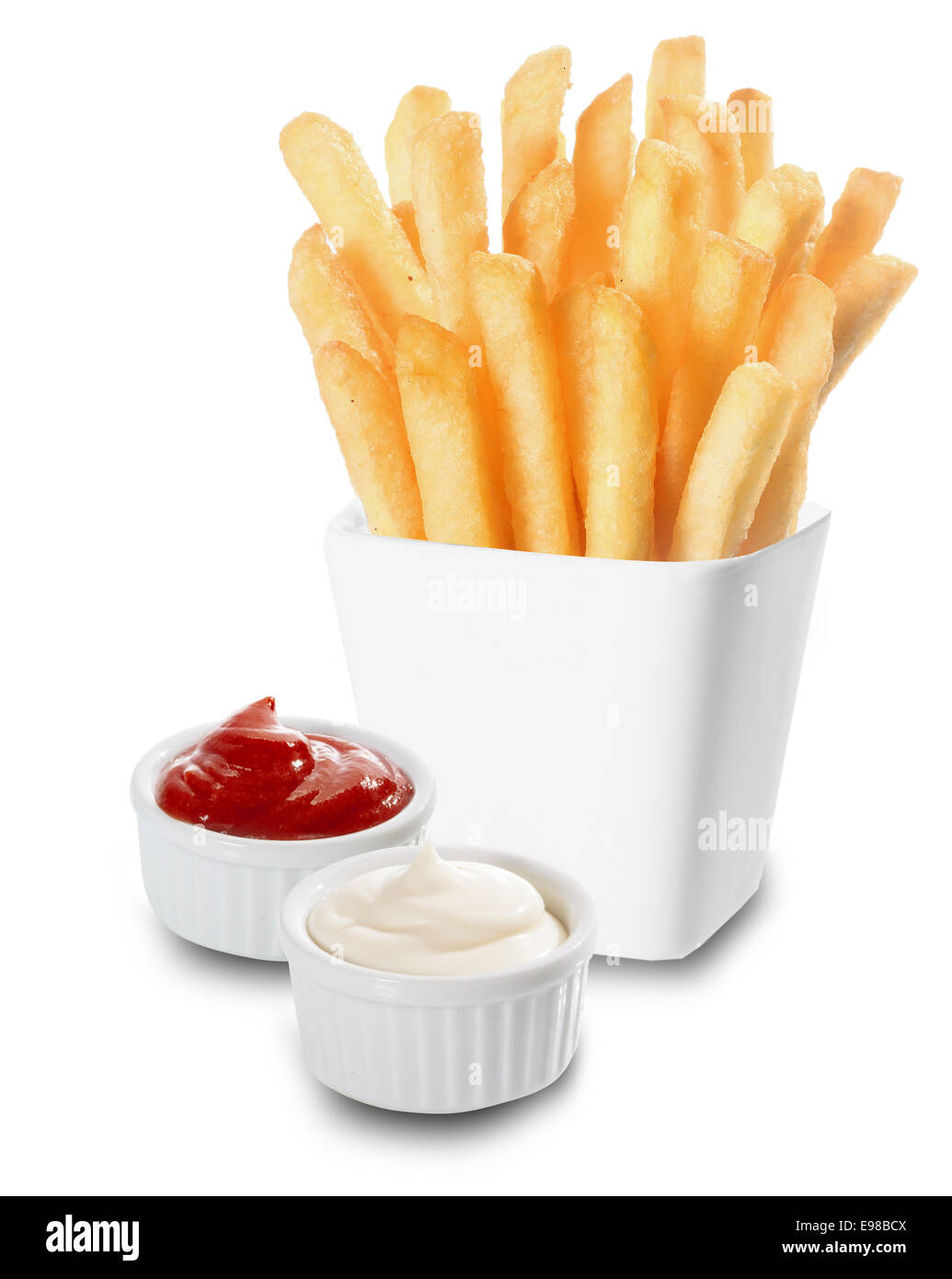 Knusprig goldene Pommes frites oder gebratene Kartoffelchips serviert mit Einzelbehältnissen cremige Mayonnaise und Tomaten Ketchup auf einem weißen Hintergrund Stockfoto
