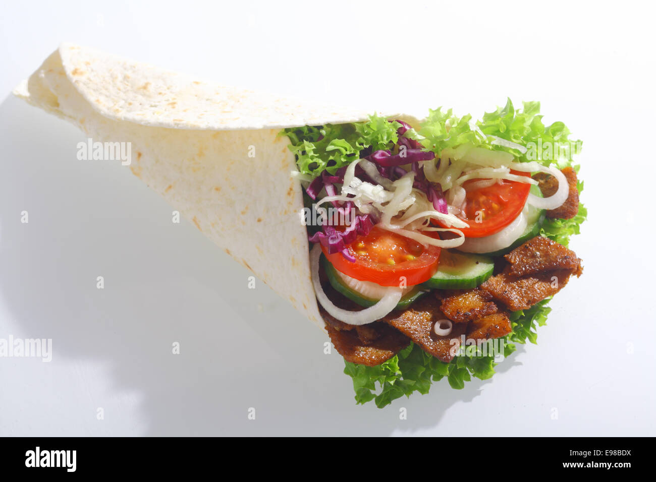 Döner oder Mais Taco-Wrap gefüllt mit gegrilltem Fleisch und frischem ...