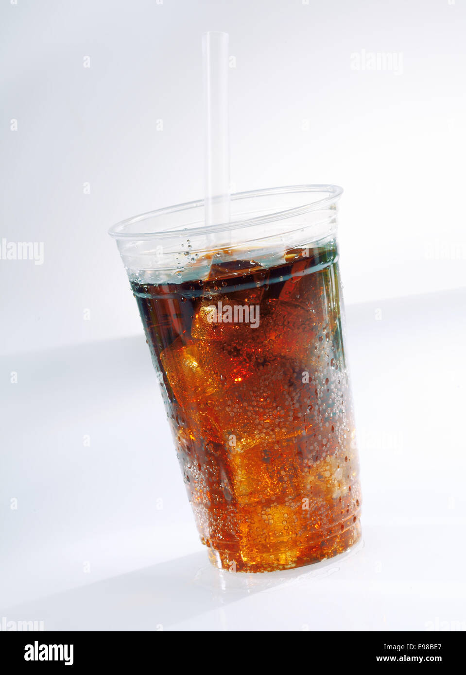 Glas Eistee Kohlensäure Soda trinken diente als ein Imbiss mit einem Strohhalm auf weißem Hintergrund Stockfoto