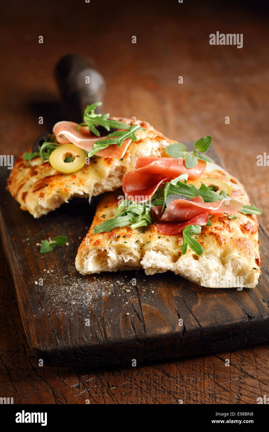 Frisch gebackene traditionelle herzhafte italienische Focaccia Brot mit ...