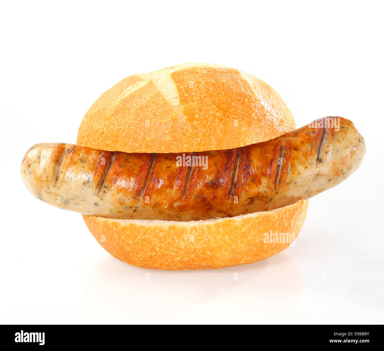 Ganz lecker gegrillte Räucherwurst diente als ein Hot Dog auf einer frischen weißen Brötchen oder Rollen auf weißem Hintergrund Stockfoto