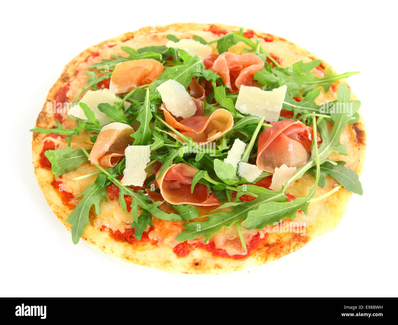 Nahaufnahme einer leckeren nahrhaften Pizza mit Parma Schinken, Rucola und Käse auf weißem Hintergrund Stockfoto