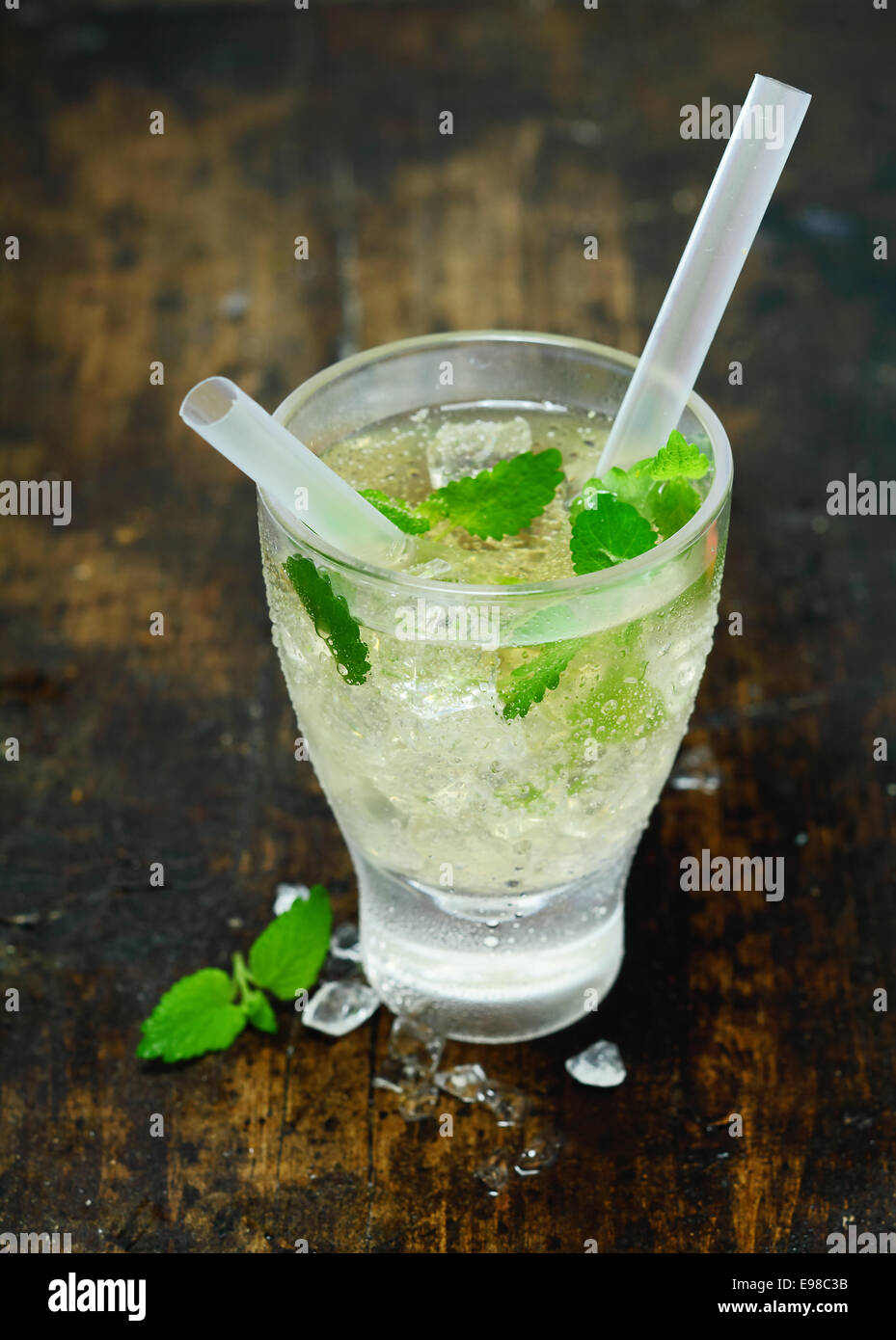 Erhöhte Ansicht von einem erfrischenden gekühlten Wodka oder Gin ... Erhöhte Ansicht von einem erfrischenden gekühlten Wodka oder Gin ...