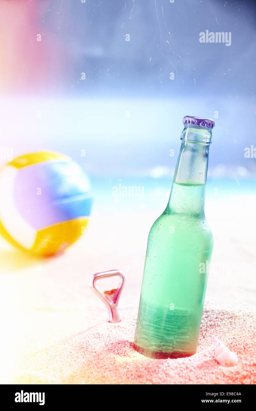 Erfrischender Eistee grün Soda in einem verschlossenen ungekennzeichnete Flasche steht im goldenen Sand von einem heißen Strand in den Tropen mit einem Ozean Hintergrund Stockfoto